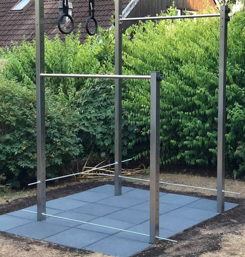 Structure of the gymnastics bar aligned with threaded rod