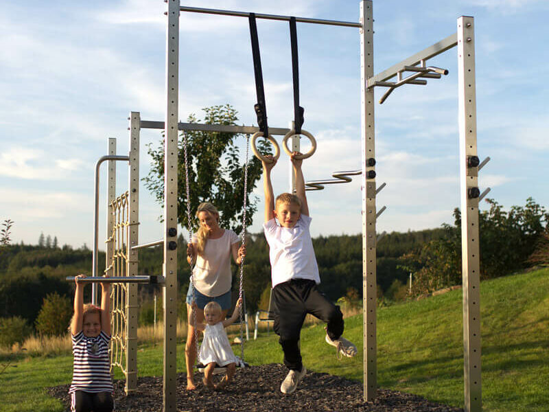 Famiglia di studio fitness all'aperto