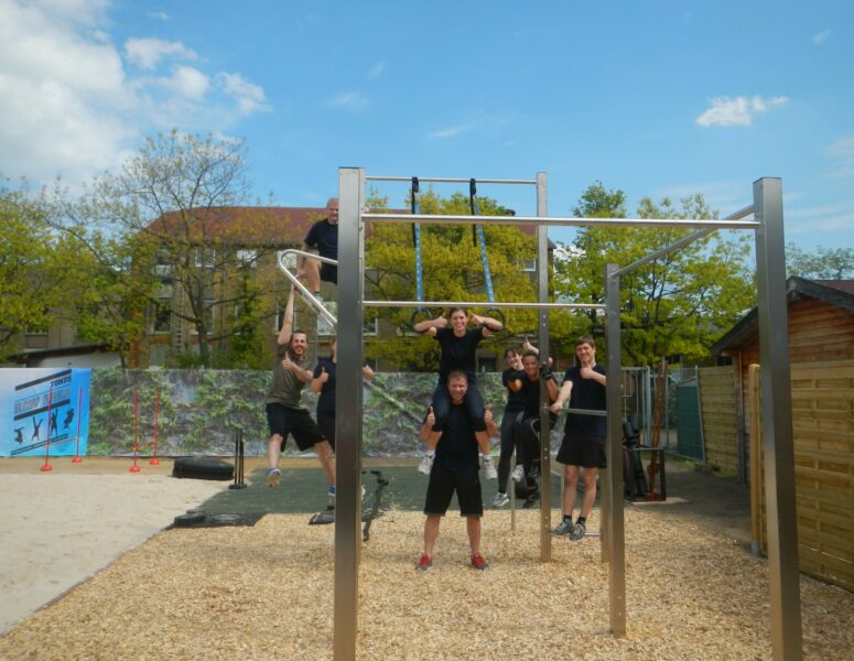 Tolymp Calisthenics-maskine i gymnastiksalen i Frankenthal