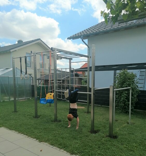 Gimnasio familiar con un niño pequeño