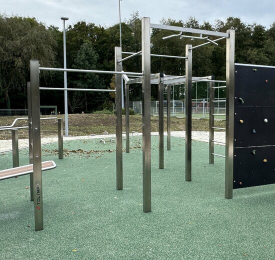 Calisthenics-Anlage mit Boulderwand Schule in Hagen