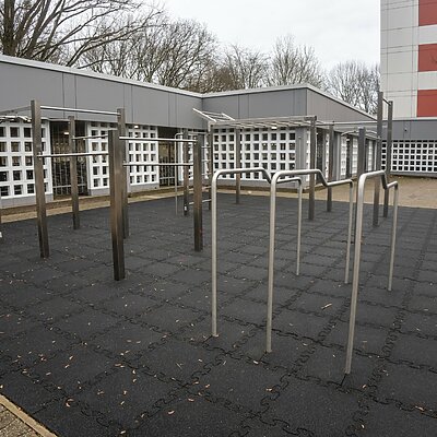 TOLYMP Fitnesspark mit Fallschutzplatten