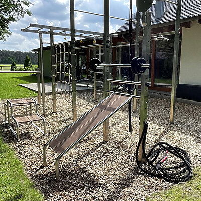 TOLYMP Fitnessstation bei Physiotherapiestudio mit Schrägbank