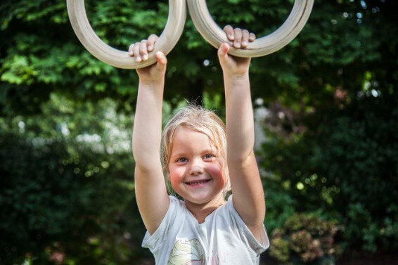 La ginnastica suona i bambini